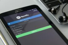 music-on-your-smartphone-1796117_1280 Spotify stock